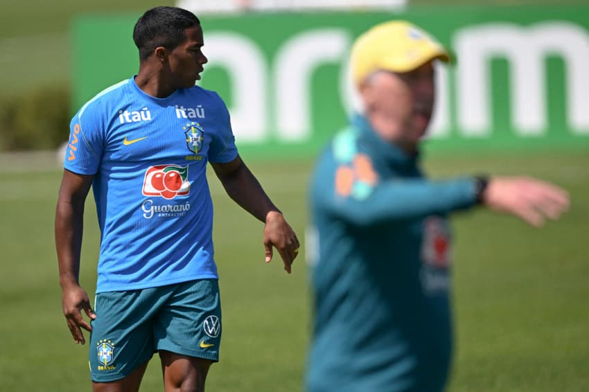 Endrick e Carlo Ancelotti durante treino da seleção brasileira durante preparação para a Copa do Mundo