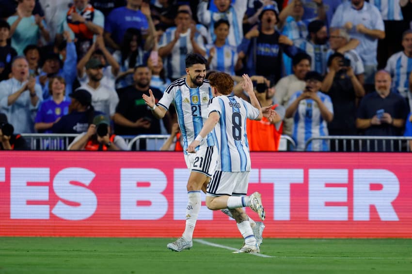 Alentino Barco comemora com Flaco López após marcar o primeiro gol da Argentina durante o amistoso internacional contra a Islândia, no Estádio Jordan-Hare