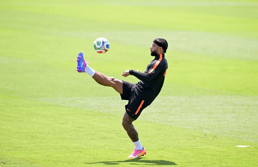 Memphis durante treino da Holanda nos Estados Unidos (Foto: Juan Mabromata / AFP)