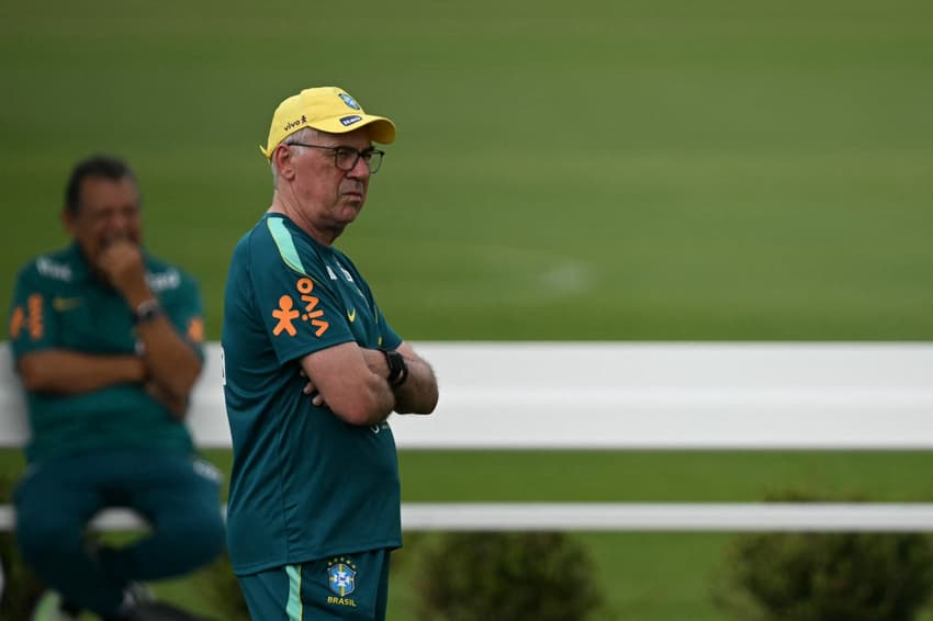 Ancelotti de braços cruzados no treino da Seleção