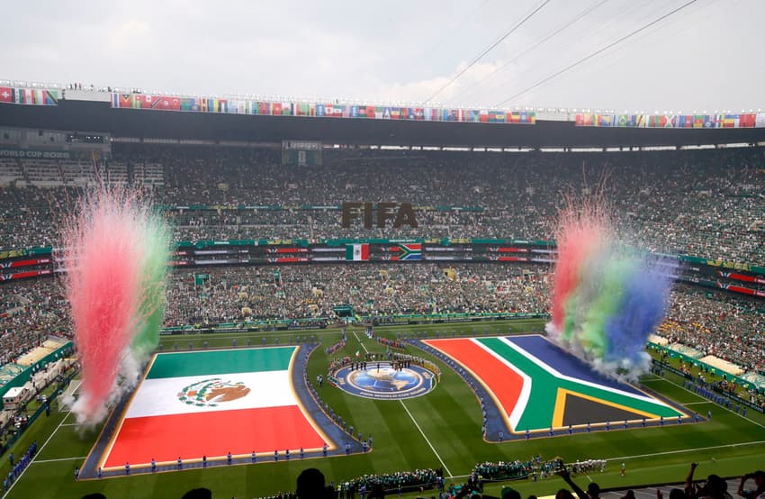 Bandeiras do México e da África do Sul durante a cerimônia de abertura da partida de futebol do Grupo A da Copa do Mundo de 2026 (Crédito: Rodrigo OROPEZA / AFP)