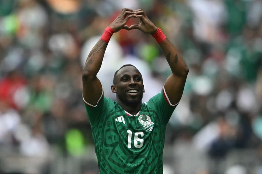 Mexicano Quiñones celebra o primeiro gol da Copa do Mundo (Foto: CARL DE SOUZA / AFP)
