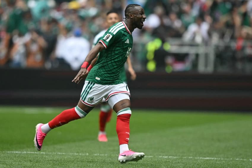 O mexicano 16 Julian Quiñones comemora o primeiro gol da Copa do Mundo de 2026. (Foto: CARL DE SOUZA / AFP)