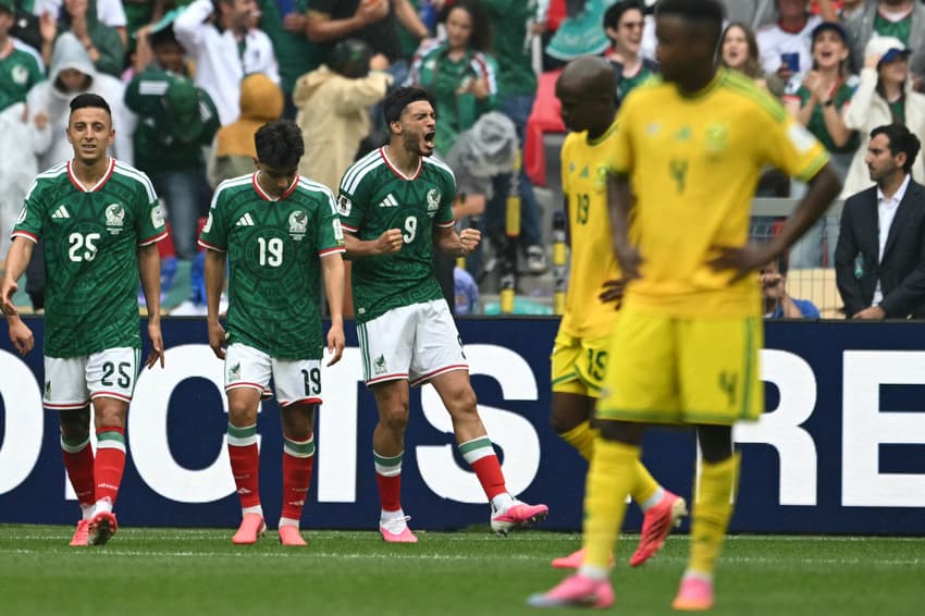México comemora vitória por 2 a 0 sobre a África do Sul na abertura da Copa do Mundo (Foto: Yuri Cortez / AFP)