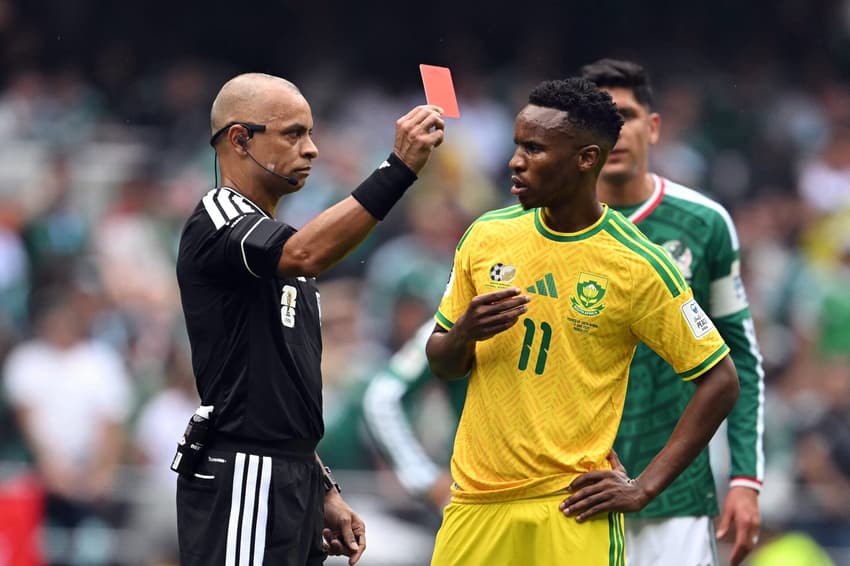 Wilton Pereira Sampaio protagoniza abertura da Copa do Mundo com decisões no VAR (Foto: Yuri Cortez / AFP)
