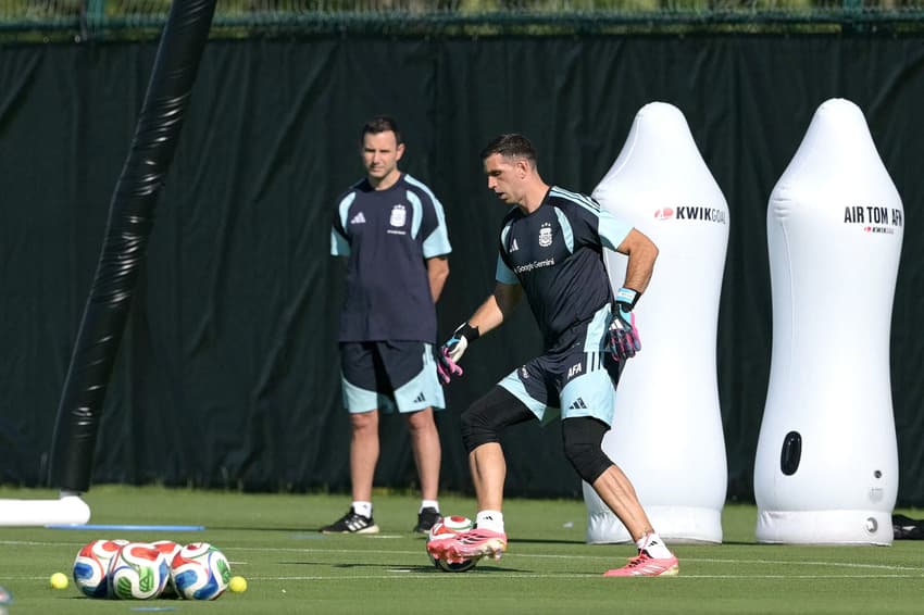 Dibu Martínez no treino da Argentina antes da estreia na Copa do Mundo (Foto: JUAN MABROMATA / AFP)