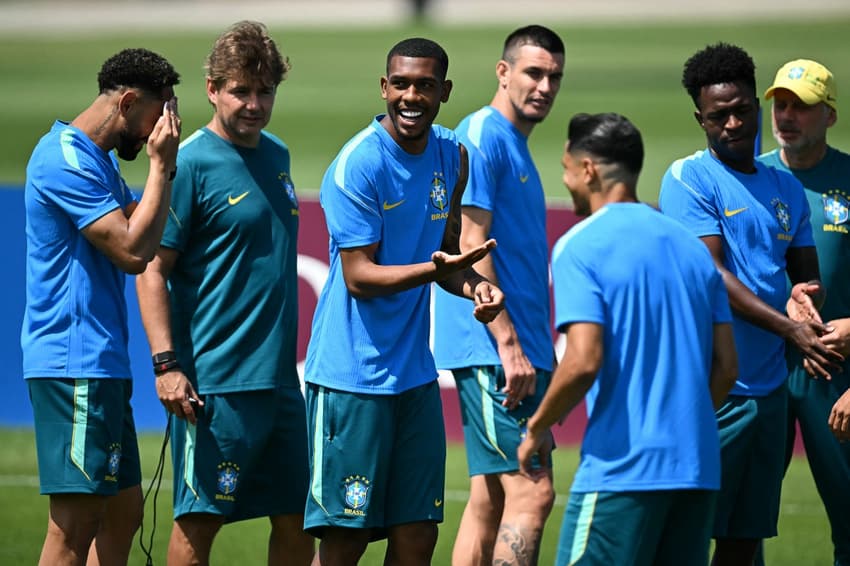 Rayan, ao centro, se diverte em treino da seleção brasileira nesta sexta-feira, em Nova Jersey (Foto: Mauro PIMENTEL / AFP)