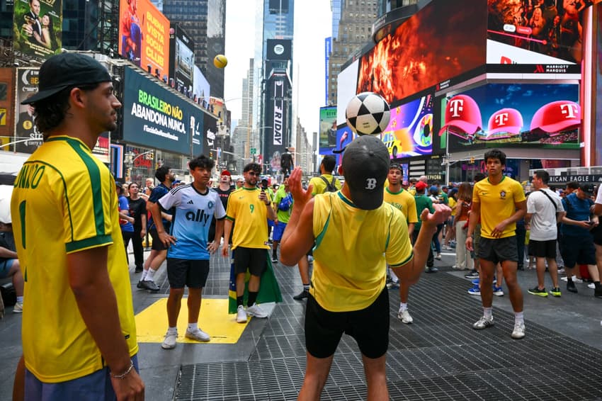 Torcedores do Brasil fazem festa na Times Square antes da estreia da Seleção na Copa do Mundo (Foto: ANGELA WEISS / AFP)
