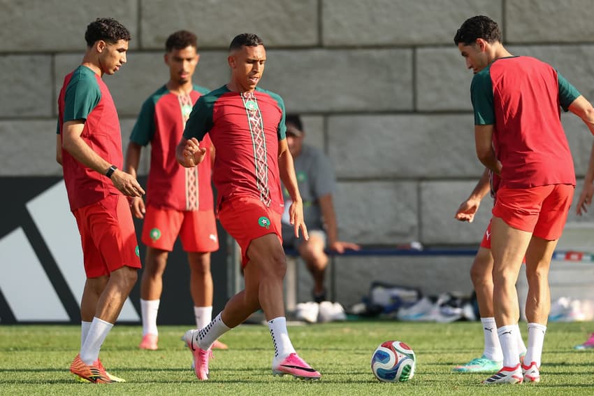 Achraf Hakimi e o atacante marroquino Soufiane Rahimi participam do treino durante a preparação para a Copa do Mundo de 2026 (Foto de Charly Triballeau / AFP)