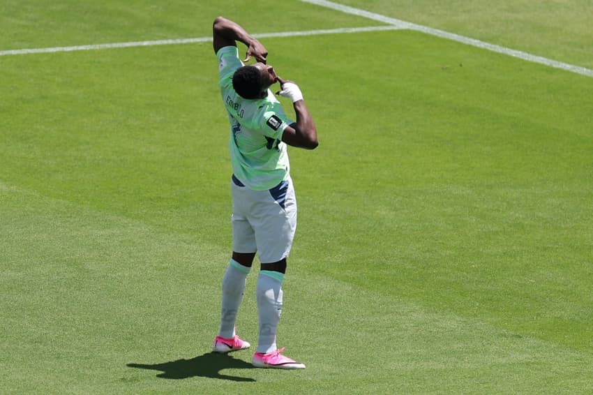 Breel Embolo comemora o gol da Suíça no empate com o Catar (Foto: Fran Santiago/Getty Images/AFP (Photo by Fran Santiago / Getty Images via AFP)