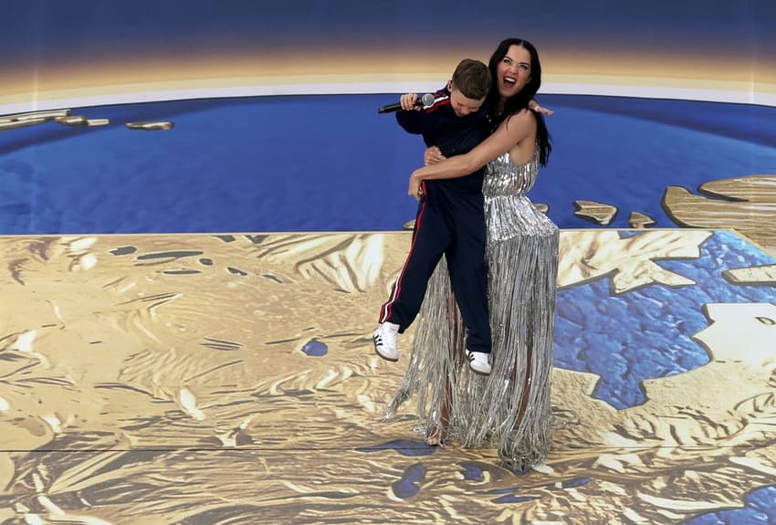 Katy Perry e criança de 10 anos durante apresentação da abertura da Copa do Mundo. (Foto: Valerie MACON / AFP)