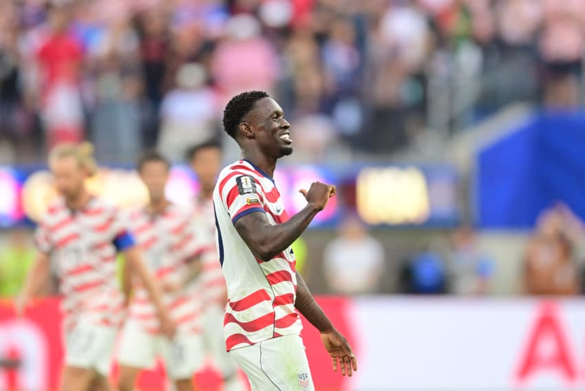 O atacante americano Folarin Balogun comemora o segundo gol contra o Paraguai na Copa do Mundo (Foto: Frederic J. BROWN / AFP)