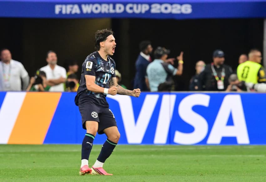 Maurício comemora o gol do Paraguai na derrota para os EUA, na Copa do Mundo (Foto: Frederic J. BROWN / AFP)