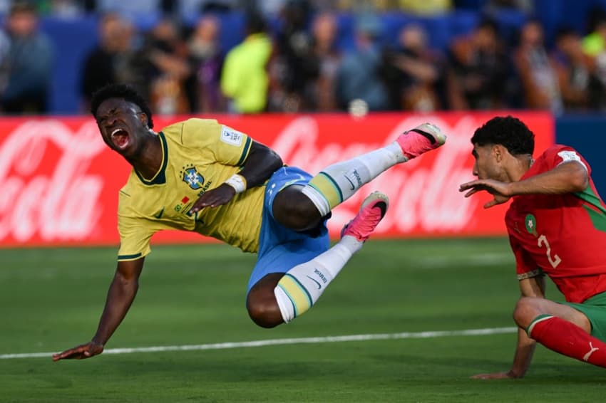 Vini Jr. é derrubado no empate entre Brasil e Marrocos na estreia da Copa do Mundo (Foto: Jewel SAMAD / AFP)