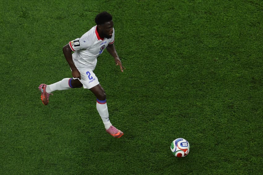 Carlens Arcus, camisa 2 do Haiti, em ação durante a partida do Grupo C da Copa do Mundo de 2026 entre Haiti e Escócia (Foto: Mattia Ozbot / Getty Images / AFP)