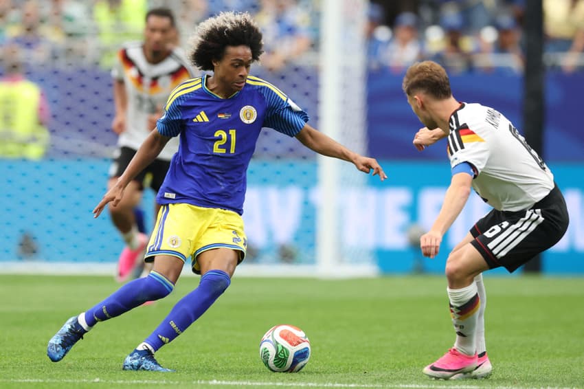 Tahith Chong, de Curaçao, é marcado por Kimmich, da Alemanha, na Copa do Mundo (Foto: ALEXANDER HASSENSTEIN / GETTY IMAGES)