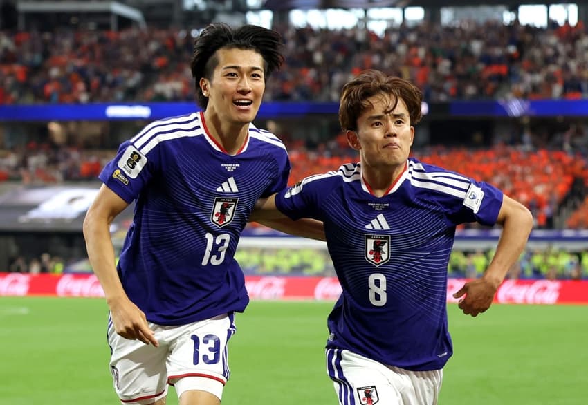 Keito Nakamura (13) e Takefusa Kubo comemoram o primeiro gol do Japão no empate contra a Holanda (Foto: Charlotte Wilson/Getty Images/AFP)