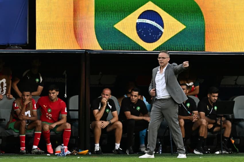 O técnico do Marrocos, Mohamed Ouahbi, orienta a equipe no empate com o Brasil (Foto: Jewel SAMAD / AFP)