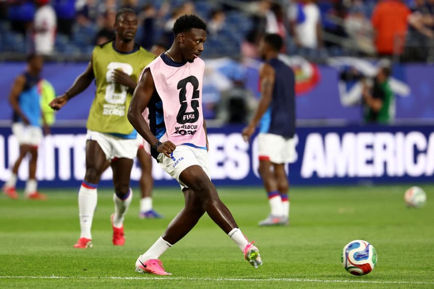 Derrick Etienne, aquece antes da partida de futebol do Grupo C da Copa do Mundo de 2026 entre Haiti e Escócia, no Estádio de Boston (Foto: Franck Fife / AFP)
