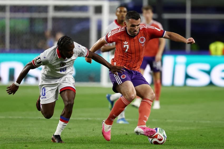 Haiti e Escócia durante jogo da Copa do Mundo. Rivais são do grupo do Brasil