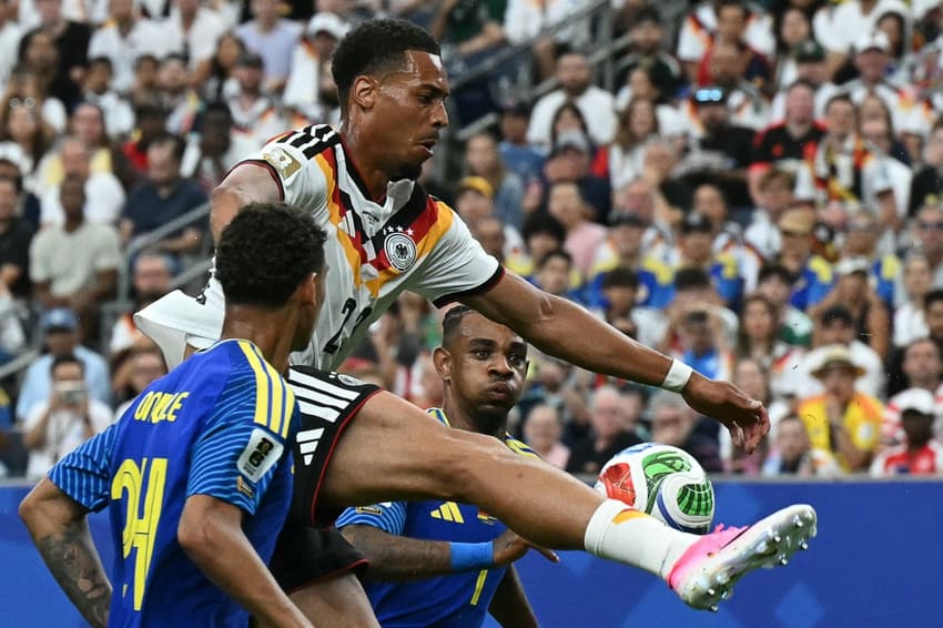 O meia alemão Felix Nmecha disputa a bola com dois jogadores de Curaçao em Houston. (Foto: RONALDO SCHEMIDT / AFP)
