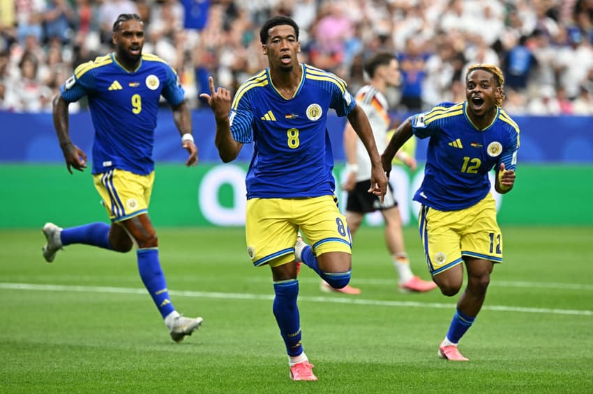 O meio-campista de Curaçao, número 08, Livano Comenencia, comemora após marcar um gol durante a partida do Grupo E da Copa do Mundo de 2026 entre Alemanha e Curaçao, no Estádio de Houston (Foto: Paul Ellis / AFP)