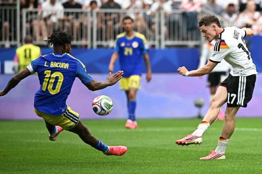 Leandro Bacuna, de Curaçao, tenta bloquear o chute do meia alemão Florian Wirtz na goleada por 7 a 1, em Houston (Foto: Paul ELLIS / AFP)
