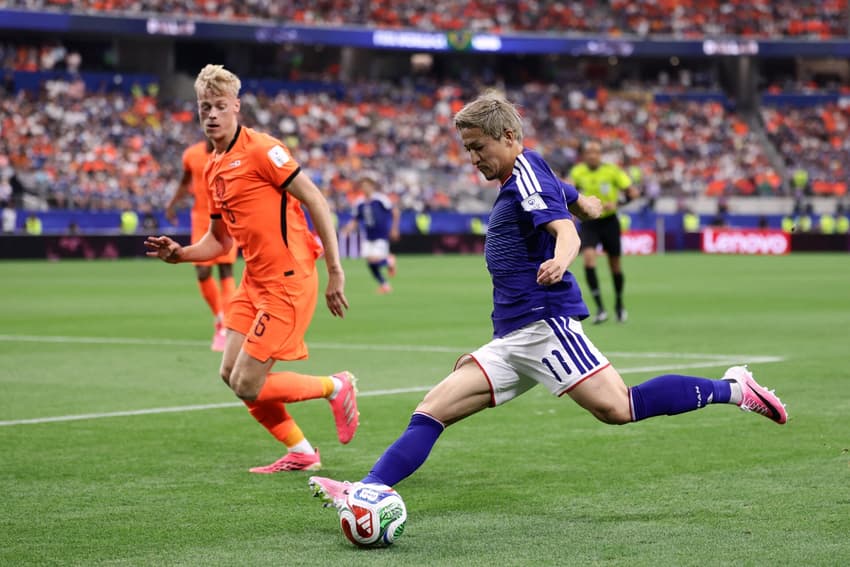 Van Hecke, camisa 6 da Holanda, tenta interceptar o cruzamento de Maeda, do Japão