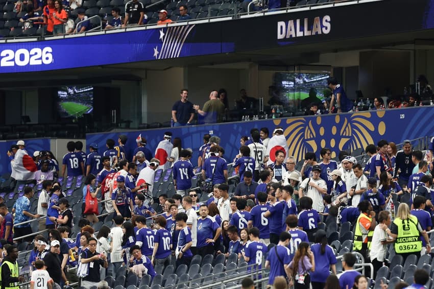 Torcedores do Japão deixam o estádio após o empate contra a Holanda (Foto: Aric Becker / AFP)