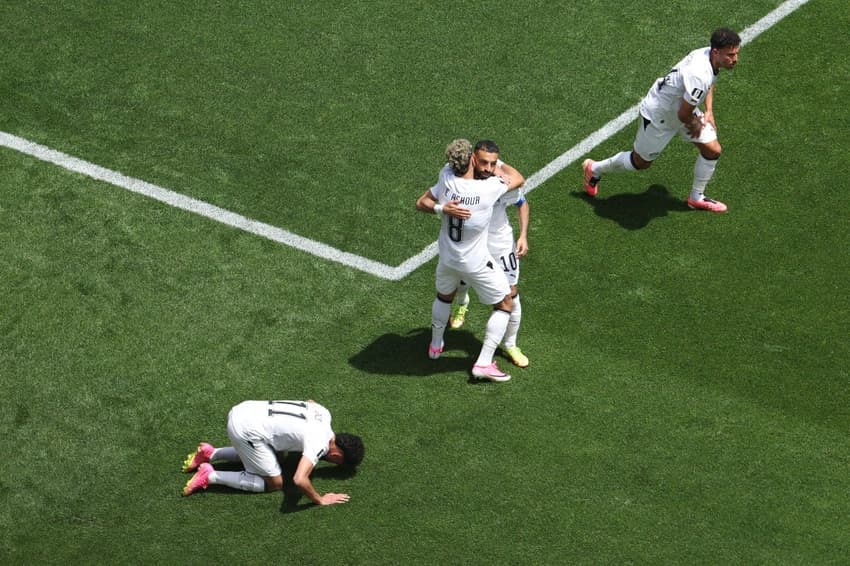 Emam Ashour (8) abraça Salah após a assistência no empate do Egito com a Bélgica (Foto: Emilee Chinn/Getty Images/AFP )