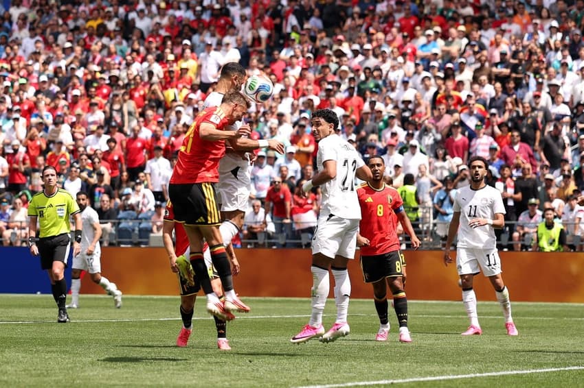 Salah disputa a bola no alto com o belga Castagne no empate em Seattle (Foto: Fran Santiago / GETTY IMAGES NORTH AMERICA / Getty Images via AFP)