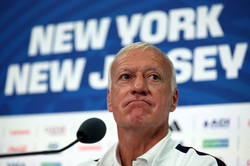 Deschamps na coletiva da seleção da França (Foto: FRANCK FIFE / AFP)