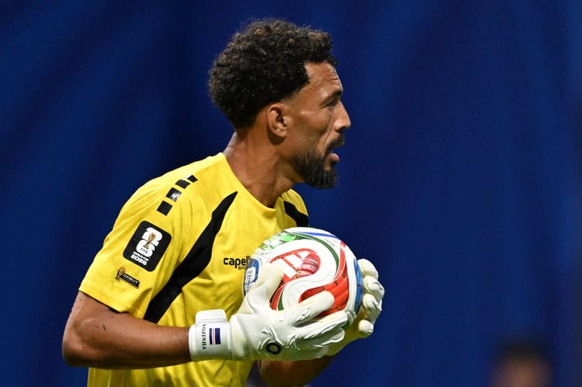 Vozinha, goleiro de Cabo Verde, segura a bola na partida contra a Espanha