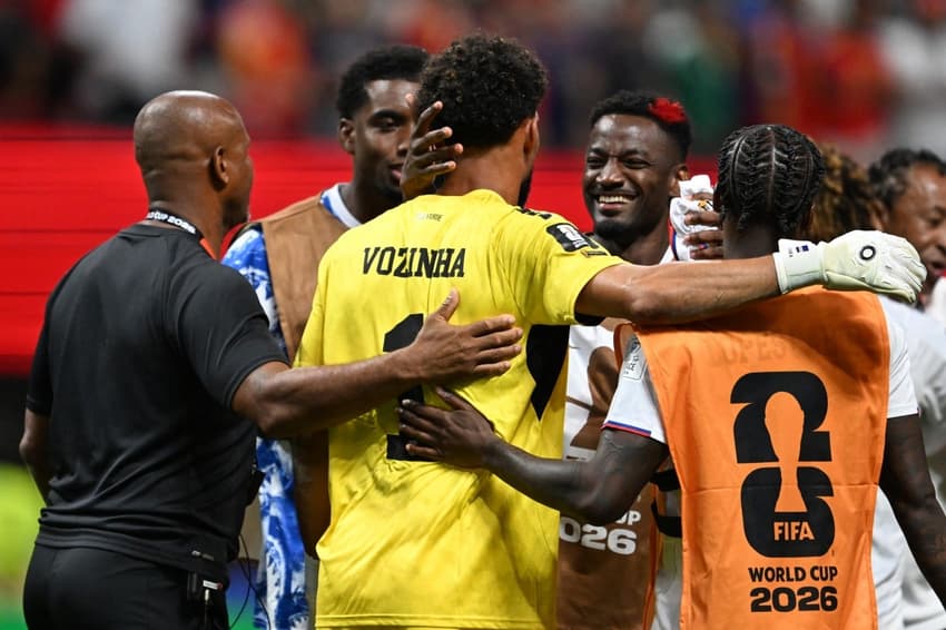 Jogadores de Cabo Verde comemoram com o goleiro Vozinha, destaque no empate com a Espanha (Foto: Roberto SCHMIDT / AFP)