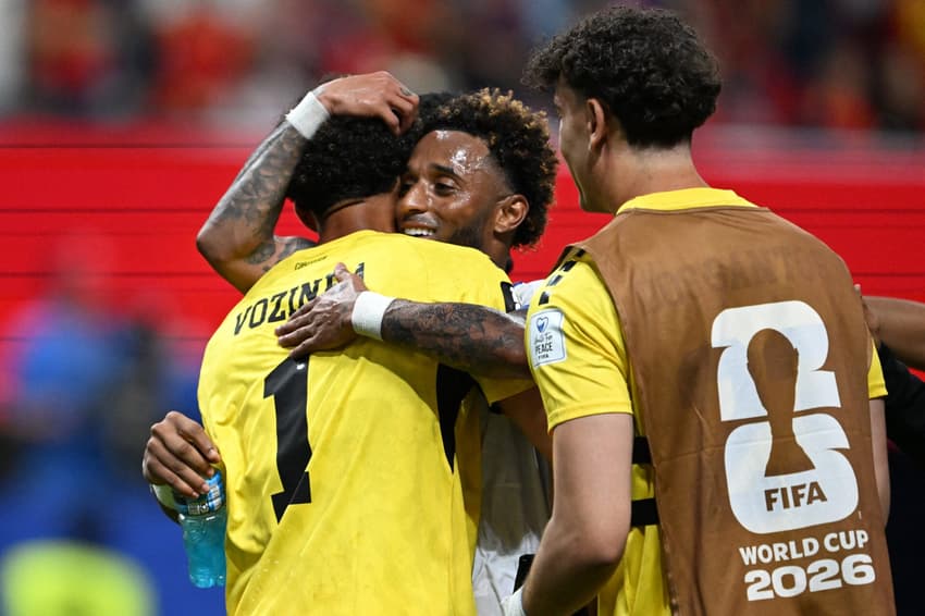 Vozinha é abraçado por companheiros de Cabo Verde após o jogo contra Cabo Verde