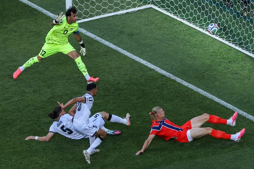 Erling Haaland se estica para fazer seu primeiro gol contra o Iraque na Copa do Mundo (Foto: Buda Mendes/Getty Images/AFP