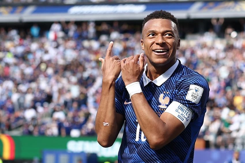 Kylian Mbappé comemora gol que abriu o placar para a França contra Senegal (Foto: CHARLY TRIBALLEAU / AFP)