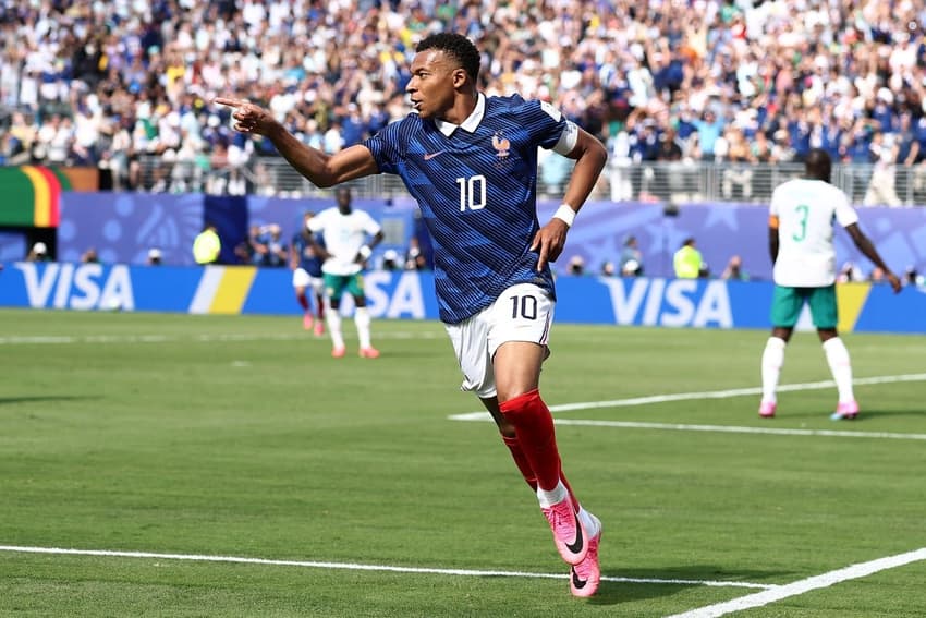 Kylian Mbappé comemora seu 13º gol em Copas, o que abriu o placar para a França contra Senegal (Foto: CHARLY TRIBALLEAU / AFP)