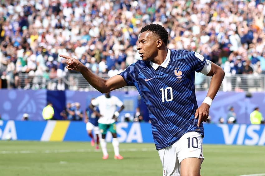 Mbappé marcou dois gols contra Senegal na Copa do Mundo (Foto: FRANCK FIFE / AFP)