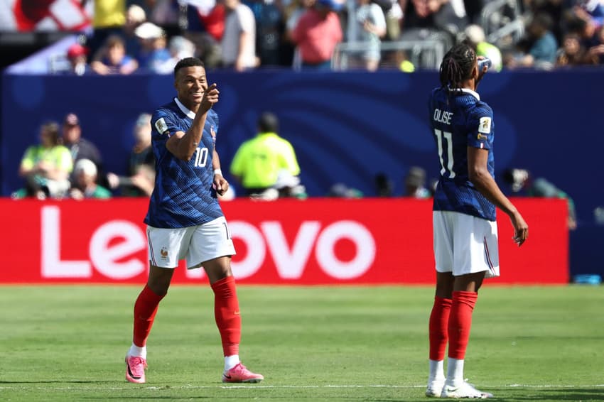 Mbappé comemora gol pela França com Olise (Foto: FRANCK FIFE / AFP)