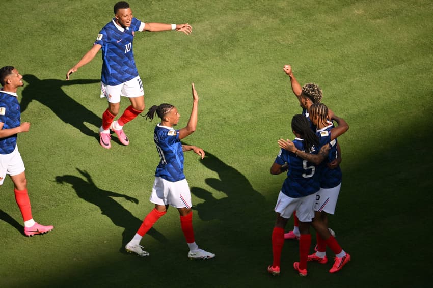 Jogadores da França comemoram gol de Barcola na Copa do Mundo (Foto: Angela WEISS / AFP)