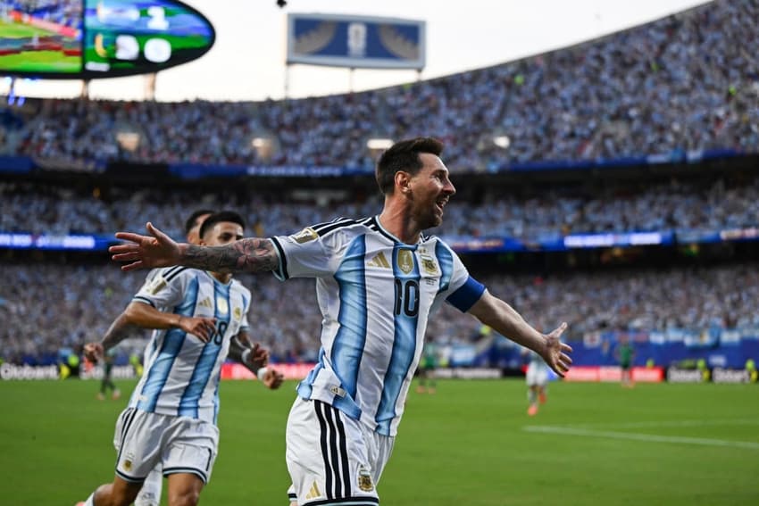 Lionel Messi celebra seu 14º gol em Copas (Foto: ROBERTO SCHMIDT / AFP)