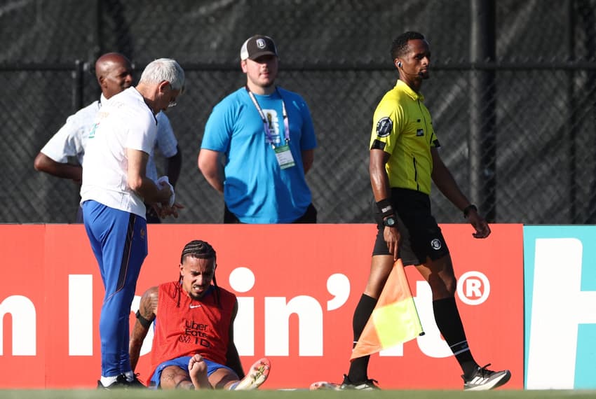Malo Gusto saiu machucado do jogo-treino da França (Foto: FRANCK FIFE / AFP)