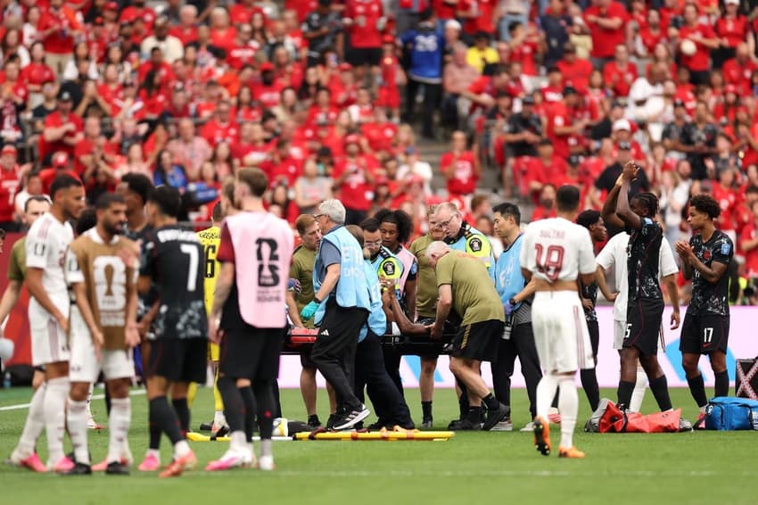Volante da seleção canadense sofre lesão forte na partida entre Canadá x Catar. (Foto: Fran Santiago / GETTY IMAGES NORTH AMERICA / Getty Images via AFP)
