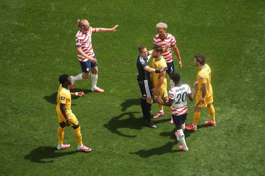 O árbitro alemão Felix Zwayer separa um princípio de tumulto entre americanos e australianos em Seattle (Foto: Alex Grimm/Getty Images/AFP)
