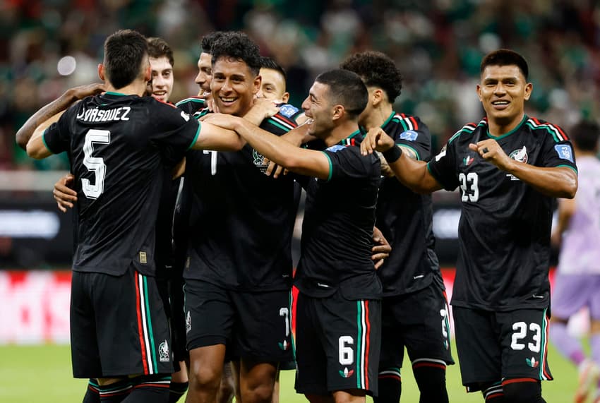 Jogadores do México comemoram, com Luis Romo, o gol contra a Coreia do Sul (Foto: ULISES RUIZ / AFP)