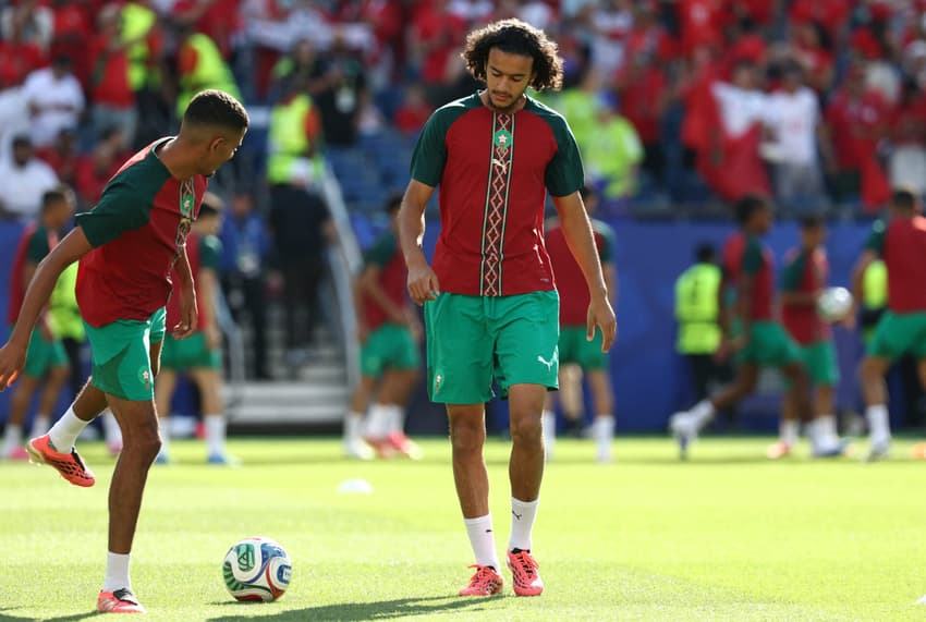 Ayyoub Bouaddi aquecendo antes da segunda rodada da Copa do Mundo contra a Escócia