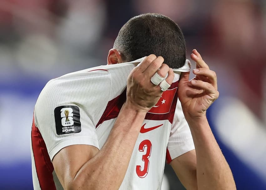 O turco Merih Demiral não esconde a tristeza pela derrota para o Paraguai, na Copa do Mundo, e a eliminação (Foto: Richard Heathcote/Getty Images/AFP)