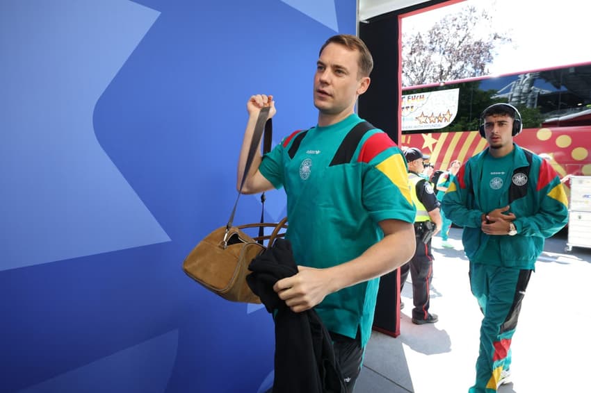Goleiro Neuer chega para a partida contra a Costa do Marfim, na Copa do Mundo (Foto: Alexander Hassenstein/Getty Images/AFP )