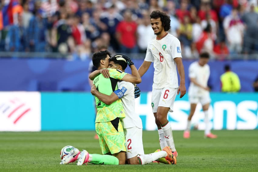 O goleiro Yassine Bounou, zagueiro Achraf Hakimi e o meio-campista Ayyoub Bouaddi, do Marrocos, comemoram a vitória sobre a Escócia na partida do Grupo C da Copa do Mundo de 2026